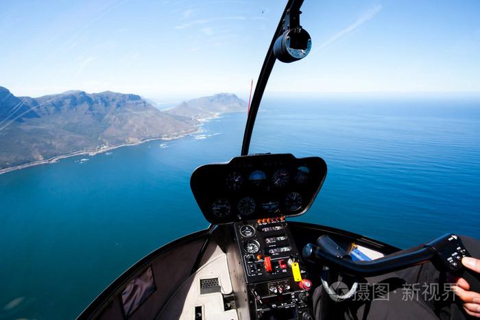 从直升机美丽沿海鸟瞰图
