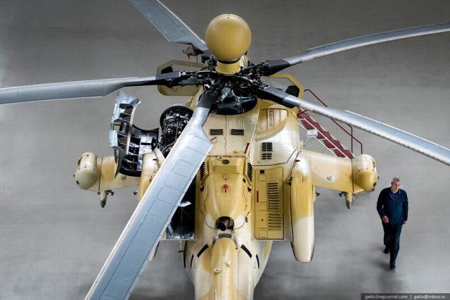目前该厂采用电脑设计新型直升机,并对结构尺寸,飞行特性和参数进行